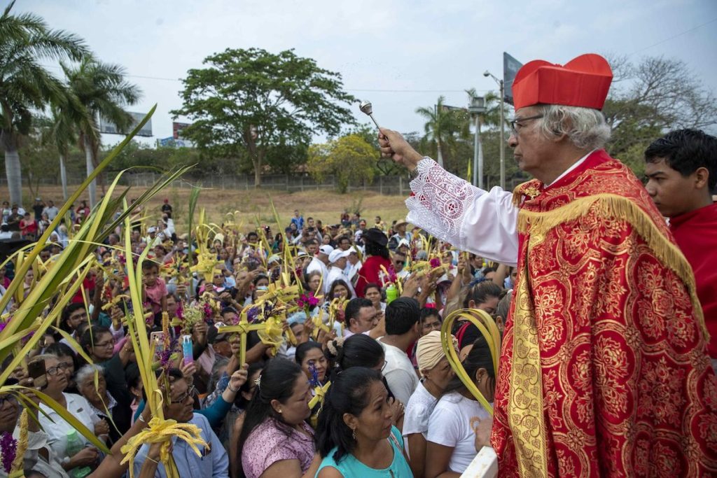 El cardenal Leopoldo Brenes oficia la misa del Domingo de Ramos, en el inicio de las festividades religiosas de Semana Santa, en Managua (Nicaragua). Por segundo año consecutivo sin procesiones en las calles, tras la prohibición del Gobierno que preside Daniel Ortega y su esposa, Rosario Murillo. Divergentes | EFE/ Jorge Torres.